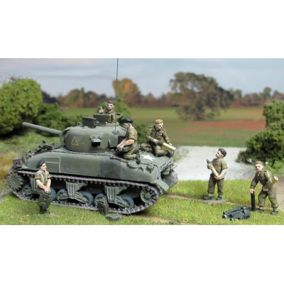 British tank crew re-arming (20mm) - Image 2