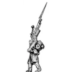 Fusilier, greatcoat, march attack (18mm)