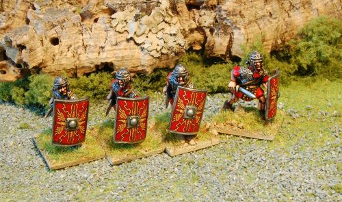 Legionaries Advancing With Gladius - Mail (28mm)