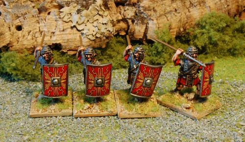 Legionaries Throwing Pilum - Mail (28mm)