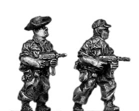 Legionnaire in bush hat with MAT 49 (15mm)