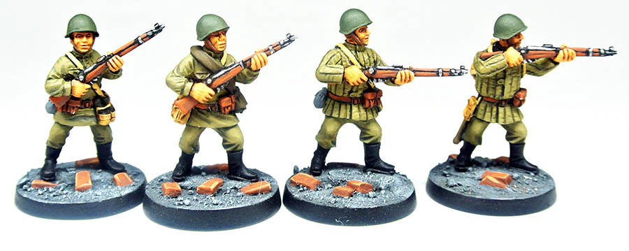 Soviet infantry in helmet with rifle (28mm) - Image 2